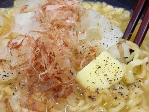 袋麺アレンジ(^^)オニオンスライス＆かつお節♪